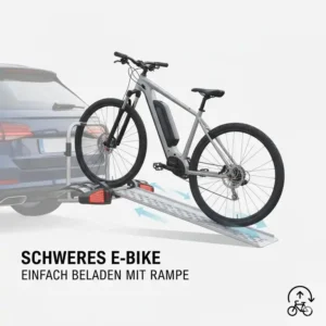 Ein schweres E-Bike wird auf einen Günstiger Fahrradträger mit Rampe für Anhängerkupplung geschoben.