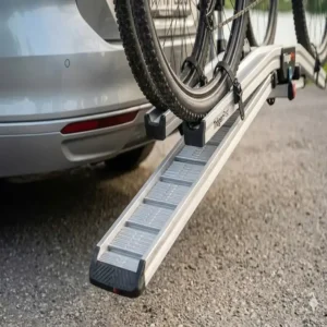 Detailansicht der Auffahrschiene: Klappbarer Fahrradträger mit Rampe für Anhängerkupplung zur einfachen Beladung schwerer Fahrräder.