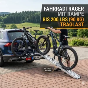 Eine Person rollt ein schweres Elektrofahrrad über die Auffahrampe auf den Fahrradträger.