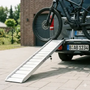 Nutzung der Auffahrschiene beim Fahrradträger mit Rampe und Diebstahlschutz.