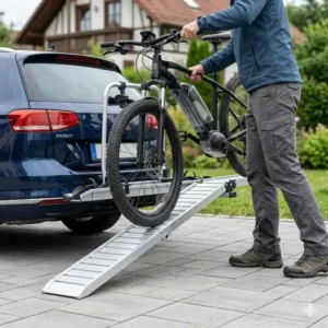 Komfortables Beladen eines E-Bikes über die Auffahrchiene am Fahrradträger mit Rampe und Anti-Wackel-System.