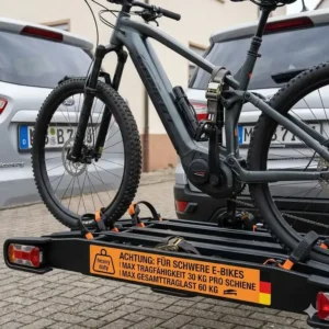 Detailansicht eines Fahrradträgers mit Rampe mit hoher Tragfähigkeit speziell konzipiert für zwei schwere E-Bikes.