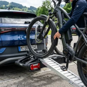 Infografik über die Vorteile beim E-Bike-Transport: Fahrradträger mit Rampe Vor- und Nachteile im Fokus.