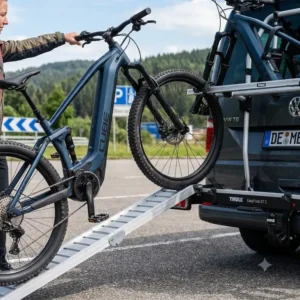 Ein E-Bike wird mühelos auf den Fahrradträger mit Rampe für lange Reisen geladen.