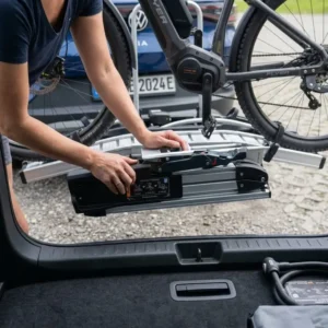 Grafik zeigt den Platzbedarf und das Verstauen im Kofferraum: Fahrradträger mit Rampe Vor- und Nachteile.